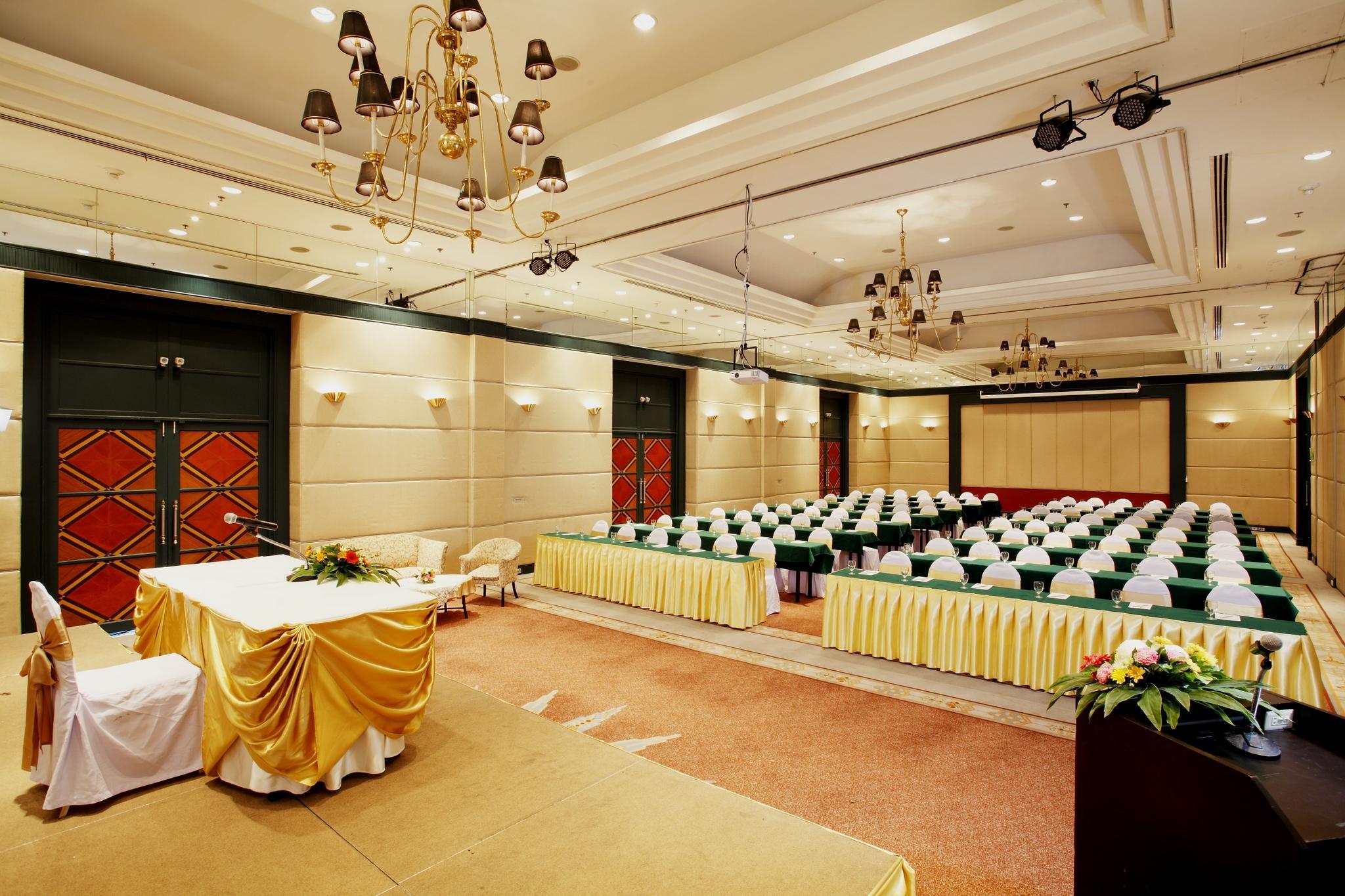 Centara Hotel Хатъяй Экстерьер фото