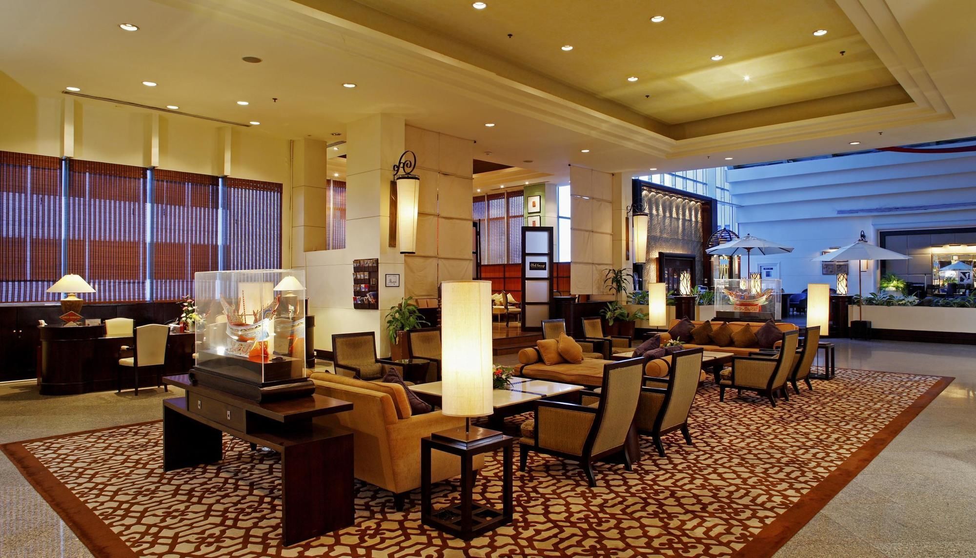 Centara Hotel Хатъяй Экстерьер фото