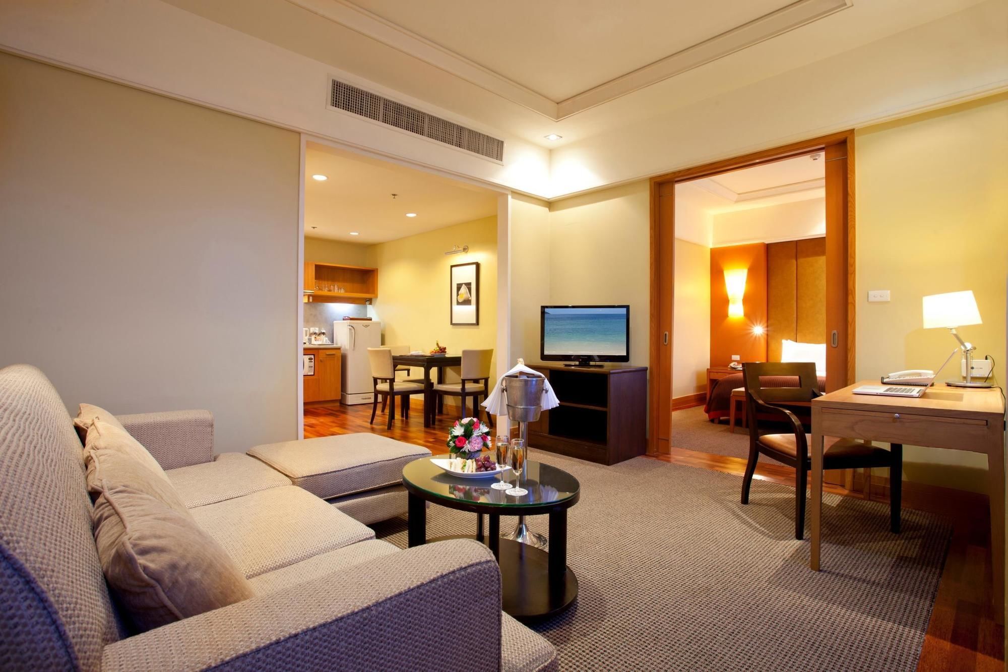 Centara Hotel Хатъяй Экстерьер фото